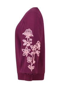 Bordeauxrode trui met een ronde hals, voorzien van roze bloemenborduursel op de linker mouw en geribbelde boorden bij de zoom en mouwopeningen.