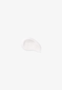 Hvit kremet lotion eller serum i en jevn, buet form med en glinsende tekstur og mykt utseende, mot en enkel lys bakgrunn.