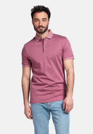 Polo en tissu mélangé coton rose clair, avec un col classique, des manches courtes et une patte de boutonnage à trois boutons. Texture simple et lisse.