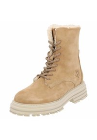 Botín de ante marrón con forro de felpa, parte frontal con cordones y suela de goma gruesa y texturizada. Presenta un logo en el lado exterior.