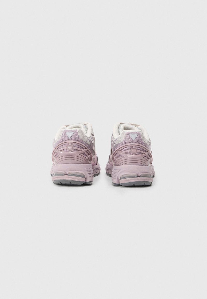 Baskets de sport lilas clair avec un upper en mesh texturé, un talon rembourré et une semelle en caoutchouc. Présente des motifs géométriques et un col rembourré.