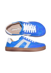 Baskets basses bleu et blanc avec des lacets blancs et des semelles en caoutchouc marron, vues de dessus et de côté sur un fond blanc.