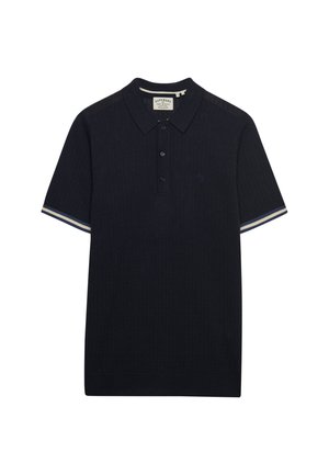 Polo tricoté bleu marine avec une finition texturée, patte de boutonnage à trois boutons et accents rayés sur les manches. Présente un logo sur la poitrine.