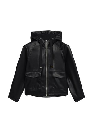 Schwarze Kunstlederjacke mit Kapuze, Frontreißverschluss, zwei aufgesetzten Taschen und Schnürzug-Details; hat eine glatte, strukturierte Oberfläche.