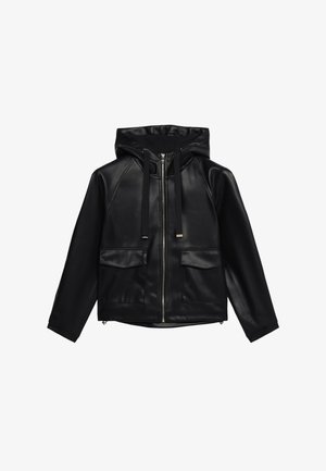 Zwarte lerenjas van nepleer met een capuchon, voorrits, twee opgestikte zakken en koordaccenten; heeft een gladde, gestructureerde afwerking.