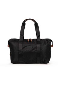 Sort nylon weekendtaske med dobbelte top-håndtag, lynlås-lukning og brune læderdetaljer. Har en forlomma til opbevaring. Blød, fleksibel form.
