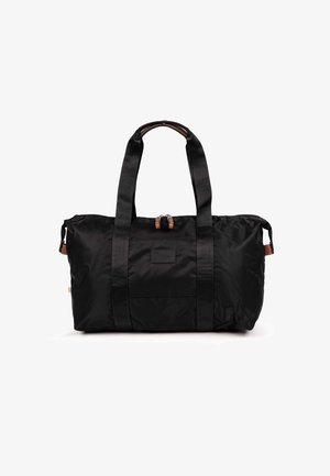 Sac de sport en nylon noir avec double poignée supérieure, fermeture à glissière et accents en cuir marron. Dispose d'une poche avant pour le rangement. Forme souple et flexible.