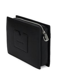 Geantă rectangulară din piele neagră, cu închidere cu fermoar, având un buzunar frontal cu logo embosat. Textură netedă și design curat, minim.