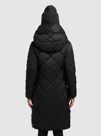 Mustast värvist sulejope pikenenud lõikega, teemantkujulise täpilise mustriga, suur kapuuts ja soonikkoes must nokamüts. Pehme, sile materjal; keha järgivad varrukad.