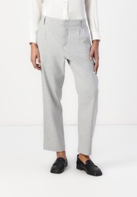 Pantalons de dress gris texturés avec une coupe droite, dotés d'un devant plat et de passants de ceinture, accompagnés de mocassins noirs.