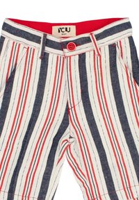 Pantaloni in denim a righe rosse, bianche e blu. Presentano una vita rossa, chiusura con bottone e due tasche anteriori. Tessuto testurizzato.