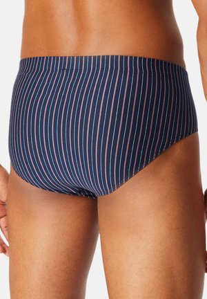 Dunkelblaue Schwimmbriefs mit vertikalen rosa Streifen, die ein enges Design und einen elastischen Bund aufweisen. Der Stoff hat eine glatte Textur.