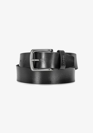 Czarny skórzany pasek z fakturowaną powierzchnią, srebrną prostokątną klamrą oraz małym paskiem z wytłoczonym logo.