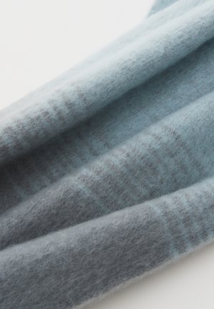 Sciarpa in lana azzurro chiaro e grigia con una texture morbida, caratterizzata da delicati motivi a gradiente e un design con bordo arrotolato.