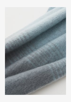 Sciarpa in lana azzurro chiaro e grigia con una texture morbida, caratterizzata da delicati motivi a gradiente e un design con bordo arrotolato.