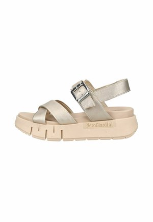 Beige Plateau-Sandale mit breiten, gekreuzten Riemen, verstellbarer silberner Schnalle und NeroGiardini-Logo an der Seite der Sohle.