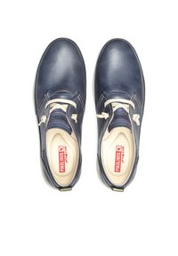 Tmavě modré kožené boty s hladkým povrchem, béžové tkaničky a polstrované stélky s červeným logem. Kulatá špička a nízký profil.