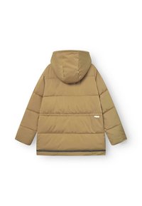 Bruine gewatteerde jas met een capuchon, voorzien van gequiltte delen en een subtiele zwarte rand aan de onderkant. Soepele textuur, zonder zichtbare hardware.