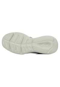Sole della scarpa con una superficie testurizzata e decorata, principalmente bianca con scanalature e creste per la trazione; presenta un logo del marchio sottile.