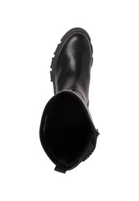 Czarny skórzany botek za kostkę z zaokrąglonym noskiem, teksturowaną powierzchnią oraz gumową podeszwą z wytłoczonym wzorem zapewniającym przyczepność. Zamek błyskawiczny po boku.