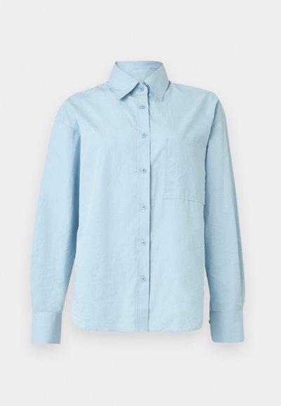 Σιέλ μακρυμάνικο πουκάμισο με κουμπιά, γιακά και τσέπη στο στήθος, εμφανίζεται σε απλό λευκό φόντο.