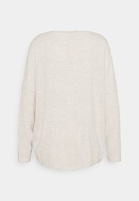 Helles beige langärmliges Oberteil, weiche Textur, lässige Passform, runder Halsausschnitt, überschnittene Schultern, dezentes meliertes Muster im gesamten Stoff.