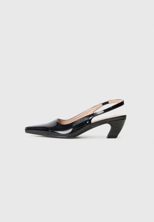 Schwarze Lackleder-Slingback-Schuhe mit spitz zulaufender Zehenpartie, niedrigem Blockabsatz und Ausschnitt-Design an den Seiten. Glatte Textur und schlichte Linien.