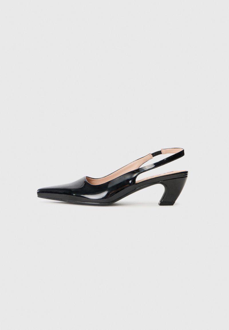 Chaussures slingback en cuir verni noir avec un bout pointu, un petit talon carré et un design ajouré sur les côtés. Texture lisse et lignes épurées.