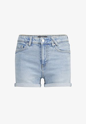 Shorts de mezclilla azul claro con dobladillo enrollado, diseño de cinco bolsillos, cierre frontal con botón y cremallera, y un sutil desvanecimiento.