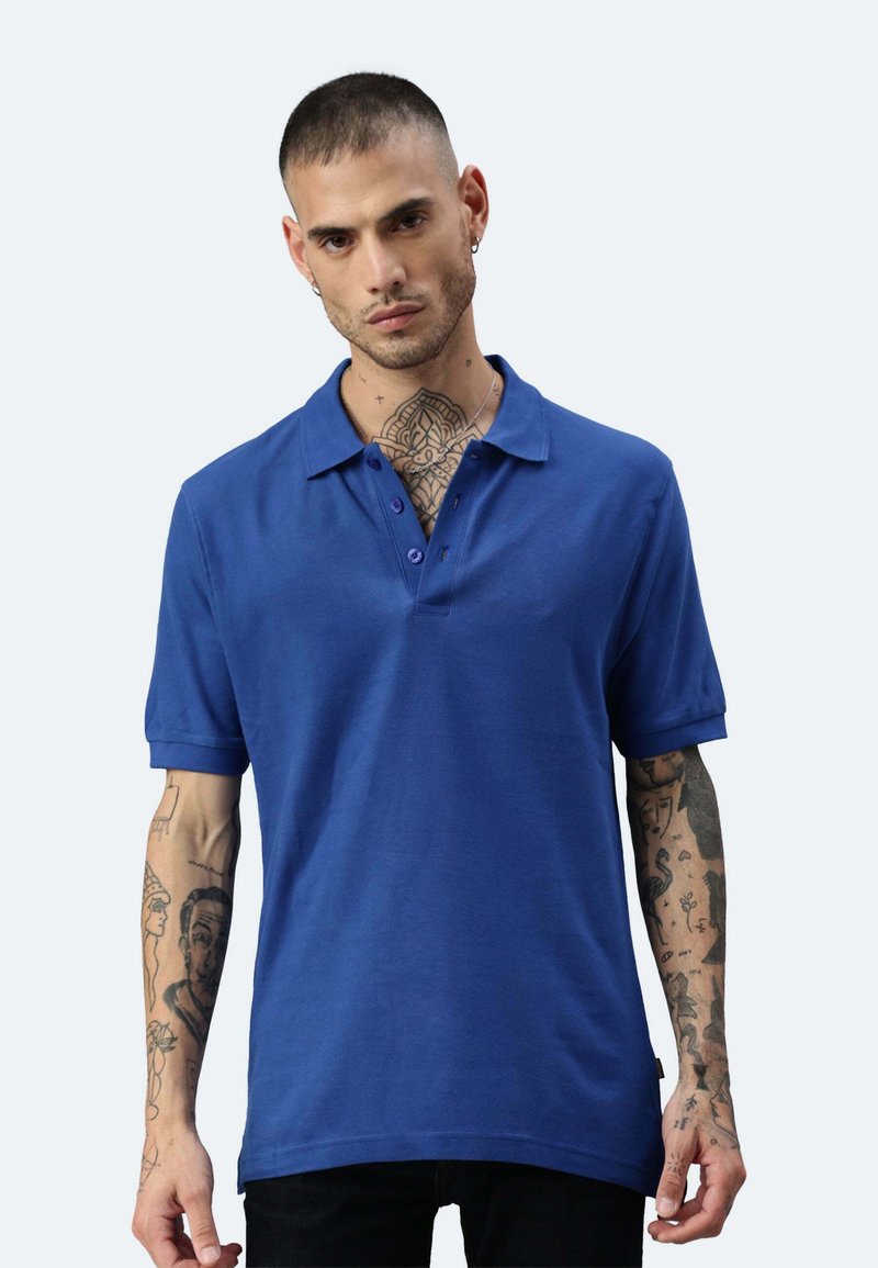 Blaues Polohemd mit umgeschlagenem Kragen, zwei-Knopf-Leiste, kurzen Ärmeln und glatter Stofftextur. Hat dezente Nähdetails.