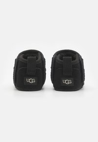 UGG BABY CLASSIC ULTRA MINI UNISEX - Primeiros sapatos - black