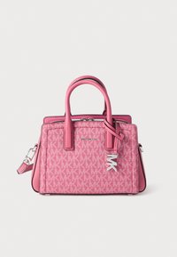 Ροζ τσάντα χειρός με μοτίβο λογότυπου, διπλές λαβές και αποσπώμενο ιμάντα ώμου. Διαθέτει ασημένιες μεταλλικές λεπτομέρειες και φερμουάρ κλεισίματος.