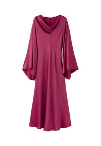 Robe longue et fluide de couleur magenta, en tissu lisse, avec un décolleté drapé et de larges manches évasées. Design simple et dépouillé.
