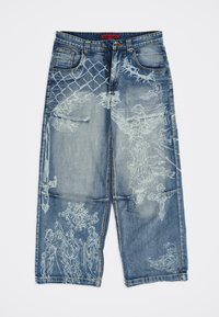 Μπλε τζιν με σχέδια σε λευκό τύπωμα που απεικονίζουν άγγελο, πουλί, σταυρό και φράχτη από αλυσίδα, με κόκκινη ετικέτα «Jaded London» στο εσωτερικό της ζώνης.