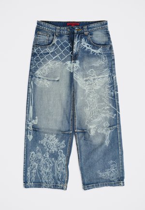 Zilas džinsa bikses ar baltudrukātiem eņģeļa, putna, krusta un ķēžu žoga dizainiem, ar sarkanu "Jaded London" etiķeti pie iekšējās jostasvietas.