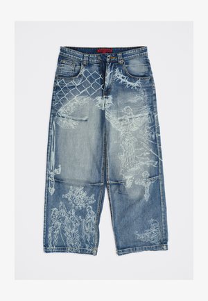 Blaue Jeans aus Denim mit weißen Aufdrucken von Engel, Vogel, Kreuz und Kettenzaun, versehen mit einem roten "Jaded London"-Etikett innen im Bund.