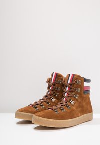 Tommy Hilfiger Bottines à lacets - cognac