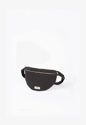 Schwarze Stoff-Gürteltasche mit geschwungener Form, silbernem Reißverschluss und verstellbarem Tragegurt. Mit einem kleinen Logo-Label auf der Vorderseite.