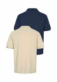 Két rövid ujjú galléros póló, egy bézs és egy tengerészkék, hátulról ábrázolva, kis piros és fehér logókkal az ujjakon.