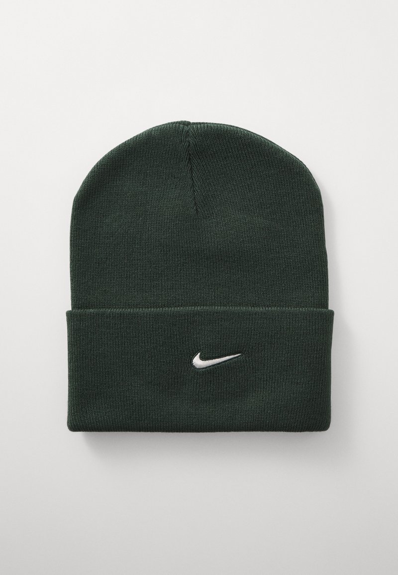 Zeleni pleteni zimski šešir s rubom, koji na prednjoj strani ima bijeli vezeni Nike logo. Mekana tekstura, elastično pristajanje za udobnost.