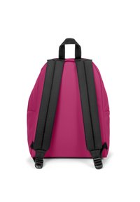 Dos d'un sac à dos rose avec des bretelles et une poignée noires. Présente une texture de tissu lisse et un grand compartiment principal.