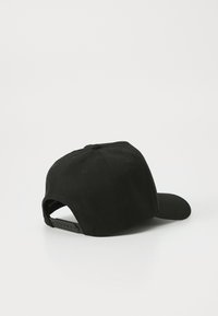 Casquette de baseball noire en tissu, avec une visière incurvée et une fermeture réglable à pression. La surface semble lisse avec un minimum de détails.