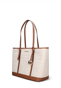 Borsa tote in tela beige con dettagli in pelle marrone. Presenta un ciondolo con logo, dettagli in metallo dorato e un motivo geometrico. Doppie spalline.
