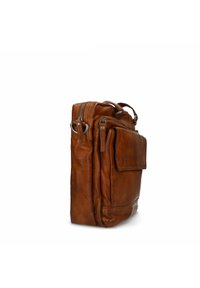 Braune Ledertasche mit rechteckiger Form, ausgestattet mit einem oberen Reißverschluss, einer Seitentasche und einem vorderen Klappenverschluss. Glatte Textur mit metallischen Akzenten.