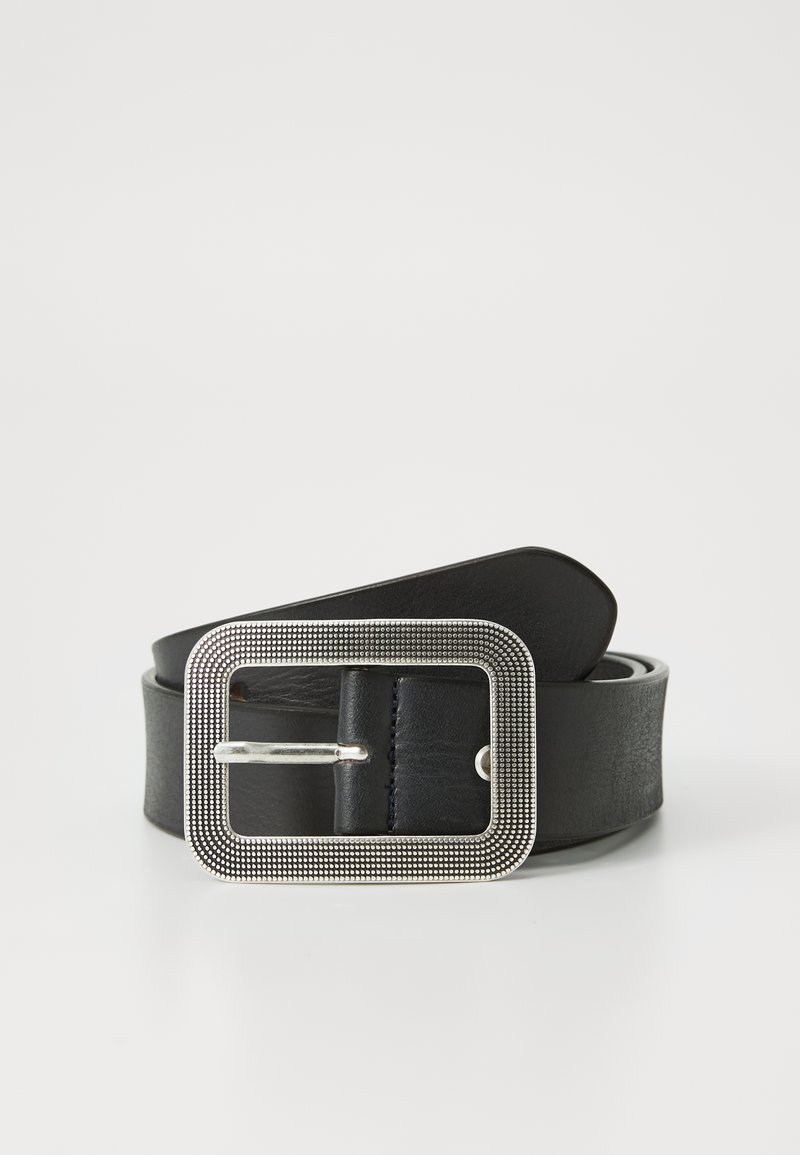 Cinto de couro preto com uma fivela rectangular de prata texturizada, com fecho de pino e acabamento suave, bordas arredondadas na fita.
