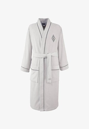 Peignoir de bain en éponge gris clair avec passepoil noir, deux poches avant, ceinture, col châle, et logo brodé en forme de losange sur la poitrine.