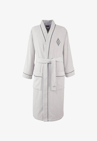 Ανοιχτό γκρι μπουρνούζι από πετσέτα με μαύρη επένδυση, δύο μπροστινές τσέπες, ζώνη, γιακά σάλι και κεντημένο λογότυπο σε σχήμα διαμαντιού στο στήθος.