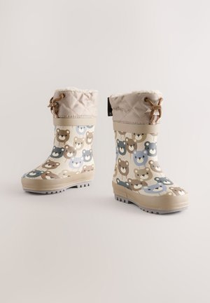 Bottes de pluie en caoutchouc avec une base beige ornée d'un motif d'ours dans des tons marron et bleu, un revers matelassé couleur camel, et une semelle blanche texturée.