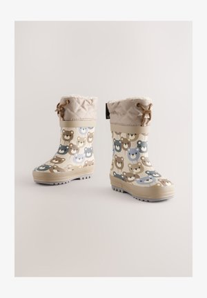 Gummistøvler med beige bund og et mønster af bjørne i brune og blå nuancer, quiltet tan farvet manchet og en tekstureret hvid sål.