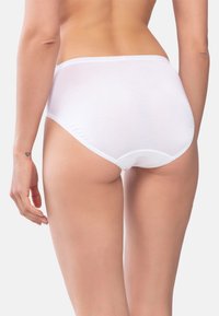 Slip in cotone bianco con vita alta, texture liscia e design minimalista, caratterizzato da una sottile cintura elastica e senza motivi visibili.